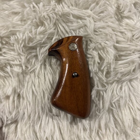 S&W Nos OEM K Frame Round Butt Wood Grips - Picture 1 of 7